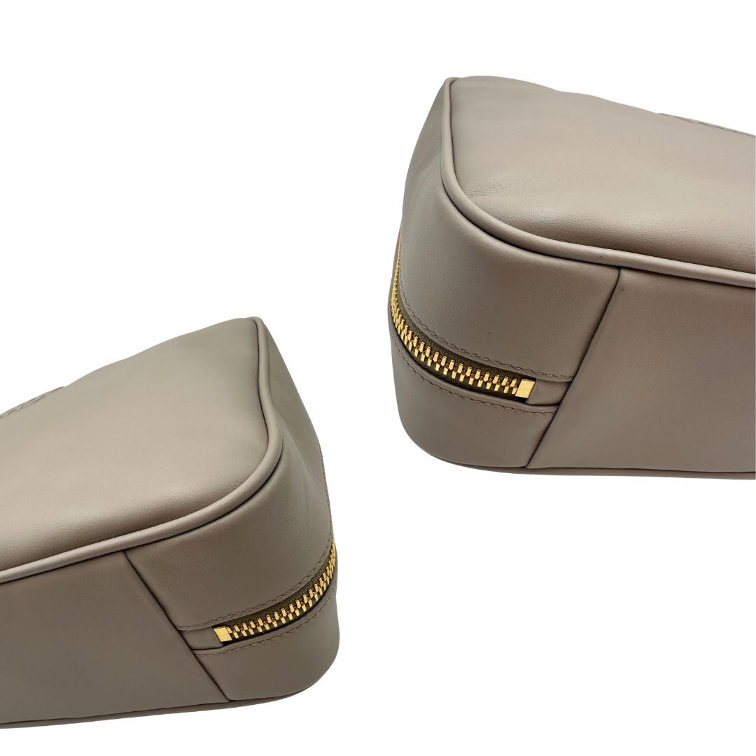 angoli Borsa Miu Miu realizzata in pelle liscia color pomice 