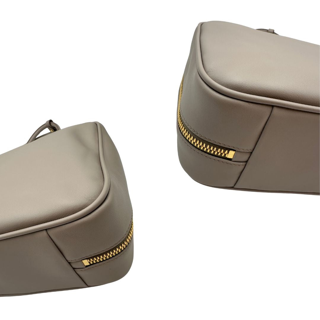 angoli Borsa Miu Miu realizzata in pelle liscia color pomice 