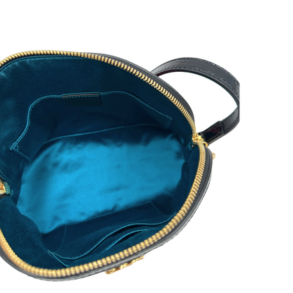 Interno, Borsa Gucci in pelle scamosciata color rosso con finiture in pelle verniciata nera, impreziosita da iconica striscia Web blu e rossa, indossabile a tracolla.