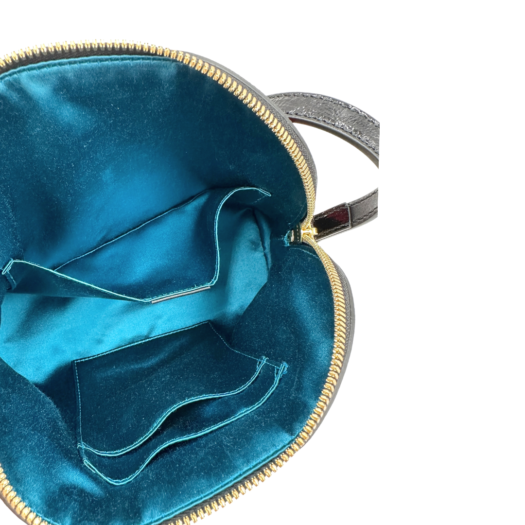 Interno, Borsa Gucci in pelle scamosciata color rosso con finiture in pelle verniciata nera, impreziosita da iconica striscia Web blu e rossa, indossabile a tracolla.