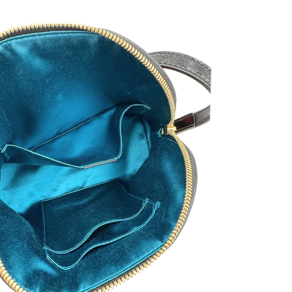 Interno, Borsa Gucci in pelle scamosciata color rosso con finiture in pelle verniciata nera, impreziosita da iconica striscia Web blu e rossa, indossabile a tracolla.