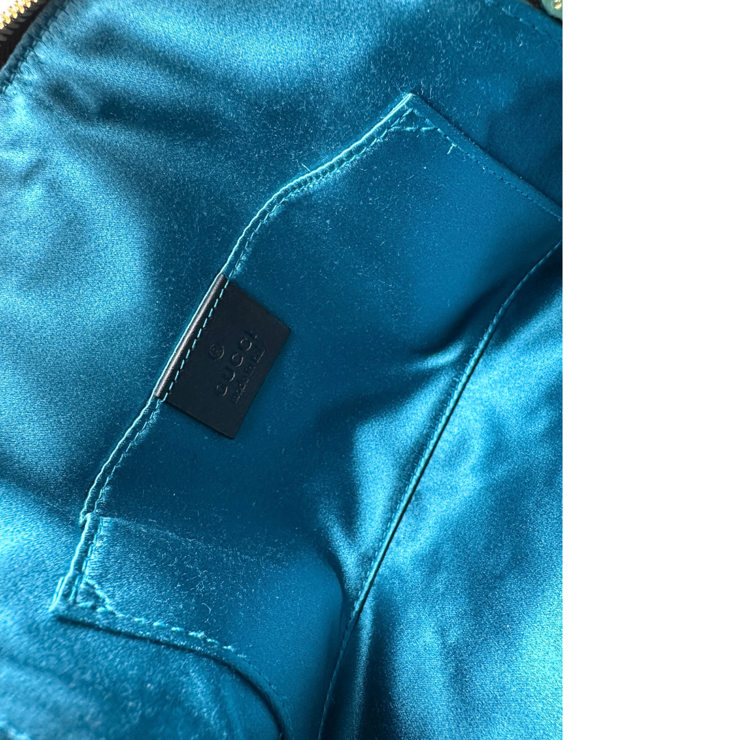 Interno, Borsa Gucci in pelle scamosciata color rosso con finiture in pelle verniciata nera, impreziosita da iconica striscia Web blu e rossa, indossabile a tracolla.