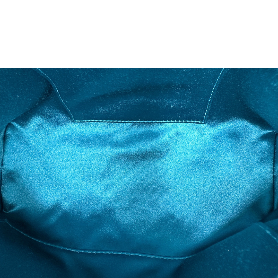 Interno, Borsa Gucci in pelle scamosciata color rosso con finiture in pelle verniciata nera, impreziosita da iconica striscia Web blu e rossa, indossabile a tracolla.
