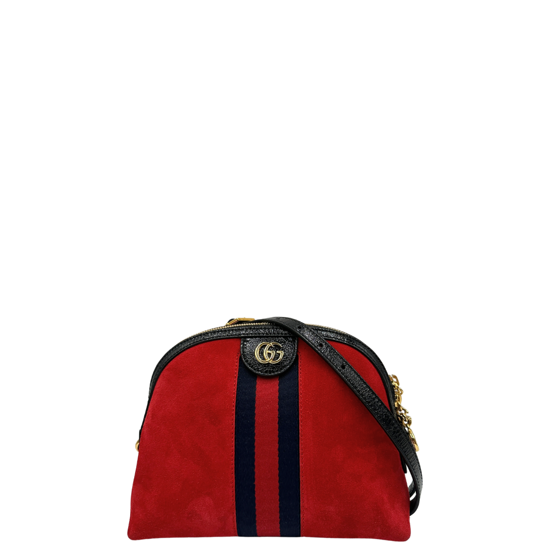  Front, Borsa Gucci in pelle scamosciata color rosso con finiture in pelle verniciata nera, impreziosita da iconica striscia Web blu e rossa, indossabile a tracolla.