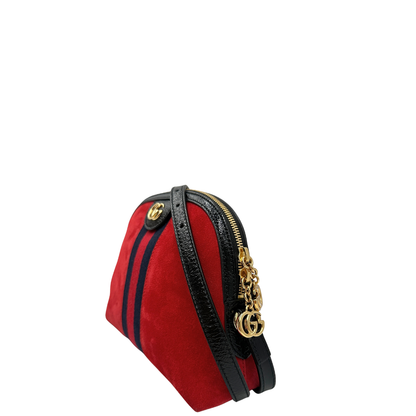 Lato, Borsa Gucci in pelle scamosciata color rosso con finiture in pelle verniciata nera, impreziosita da iconica striscia Web blu e rossa, indossabile a tracolla.