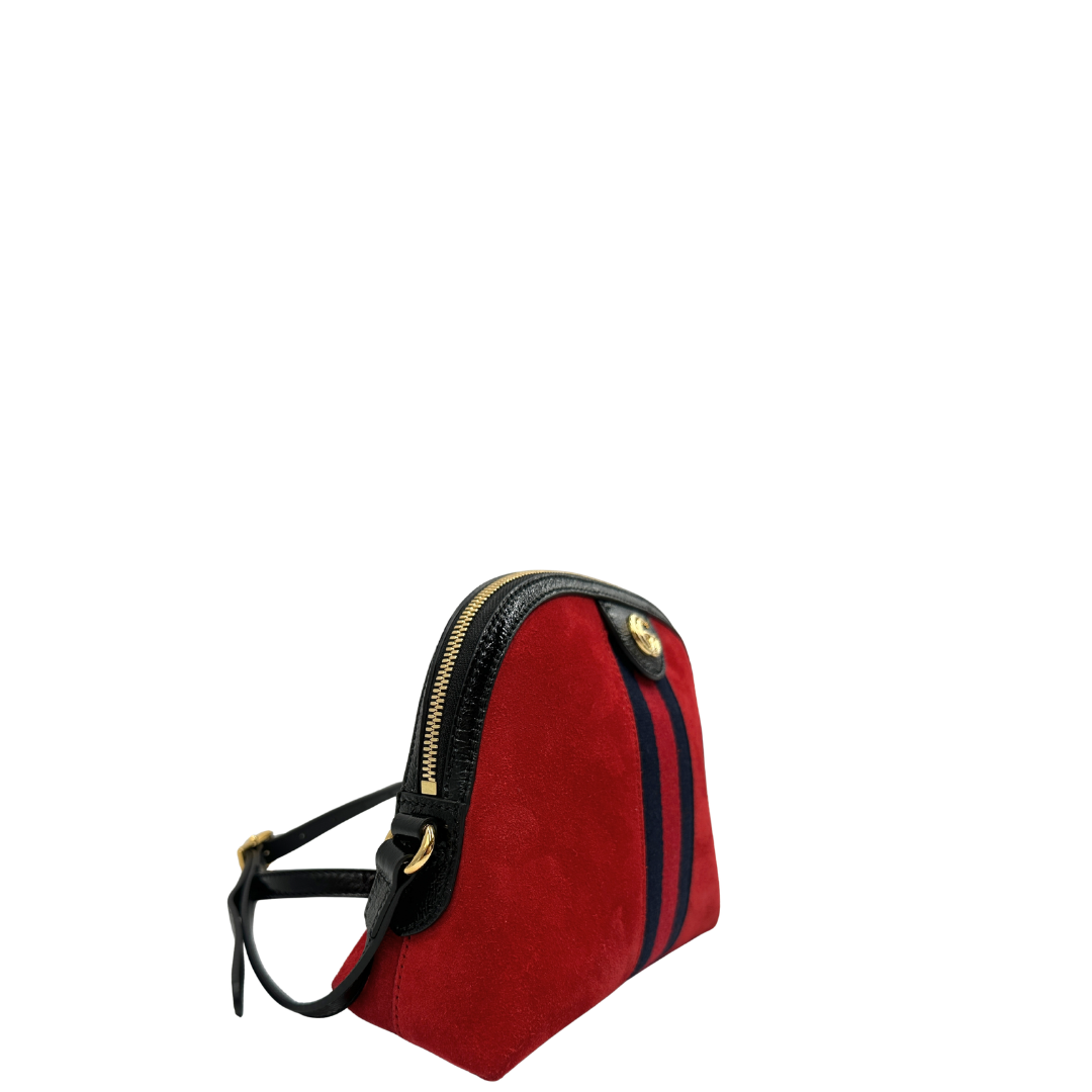 Lato,  Borsa Gucci in pelle scamosciata color rosso con finiture in pelle verniciata nera, impreziosita da iconica striscia Web blu e rossa, indossabile a tracolla.