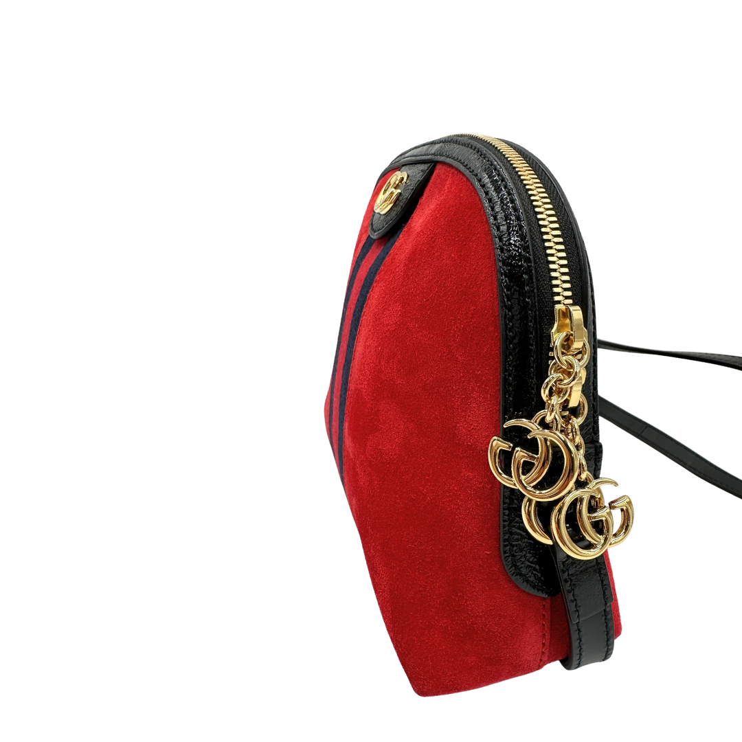 Chiusura, Borsa Gucci in pelle scamosciata color rosso con finiture in pelle verniciata nera, impreziosita da iconica striscia Web blu e rossa, indossabile a tracolla.