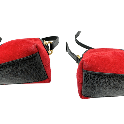 Angoli, Borsa Gucci in pelle scamosciata color rosso con finiture in pelle verniciata nera, impreziosita da iconica striscia Web blu e rossa, indossabile a tracolla.