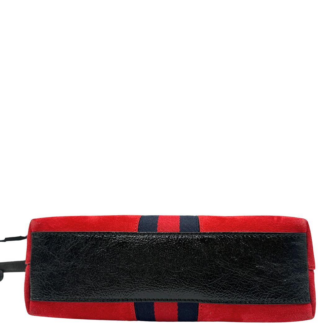 Base, Borsa Gucci in pelle scamosciata color rosso con finiture in pelle verniciata nera, impreziosita da iconica striscia Web blu e rossa, indossabile a tracolla.