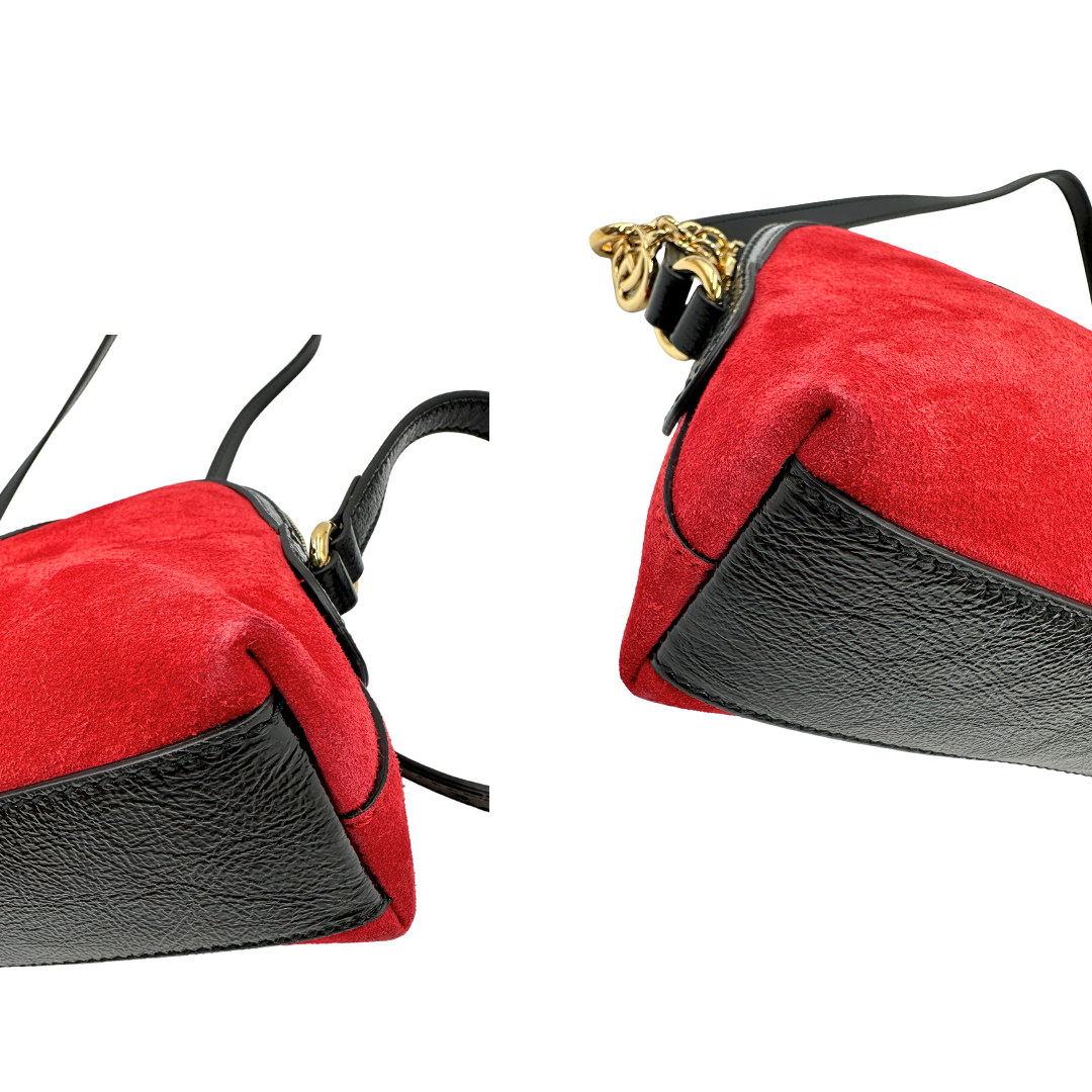 Angoli, Borsa Gucci in pelle scamosciata color rosso con finiture in pelle verniciata nera, impreziosita da iconica striscia Web blu e rossa, indossabile a tracolla.