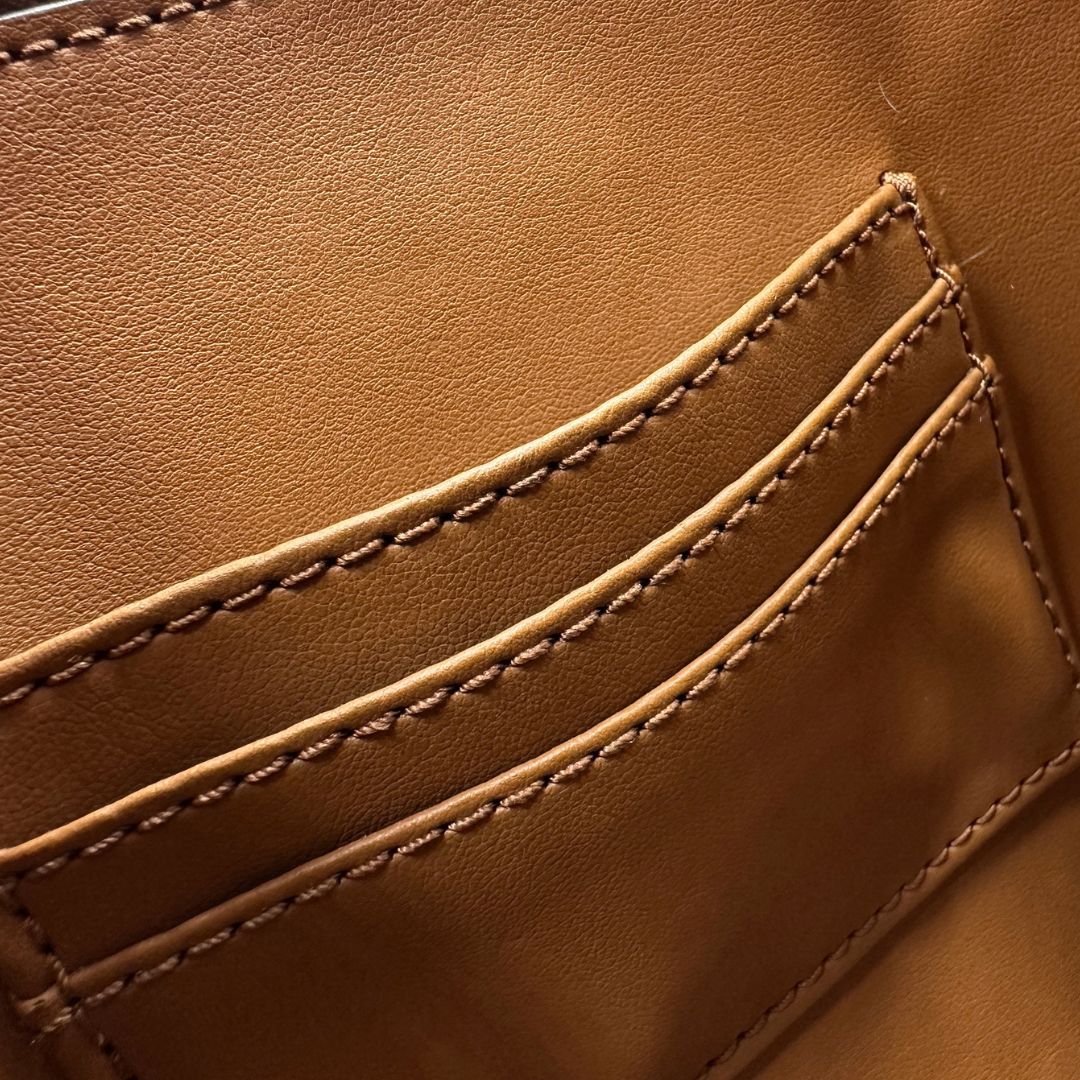 interno  Borsa MK in canvas sulle tonalità del marrone con stampa logo MK  