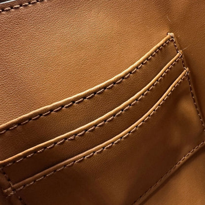 interno  Borsa MK in canvas sulle tonalità del marrone con stampa logo MK  