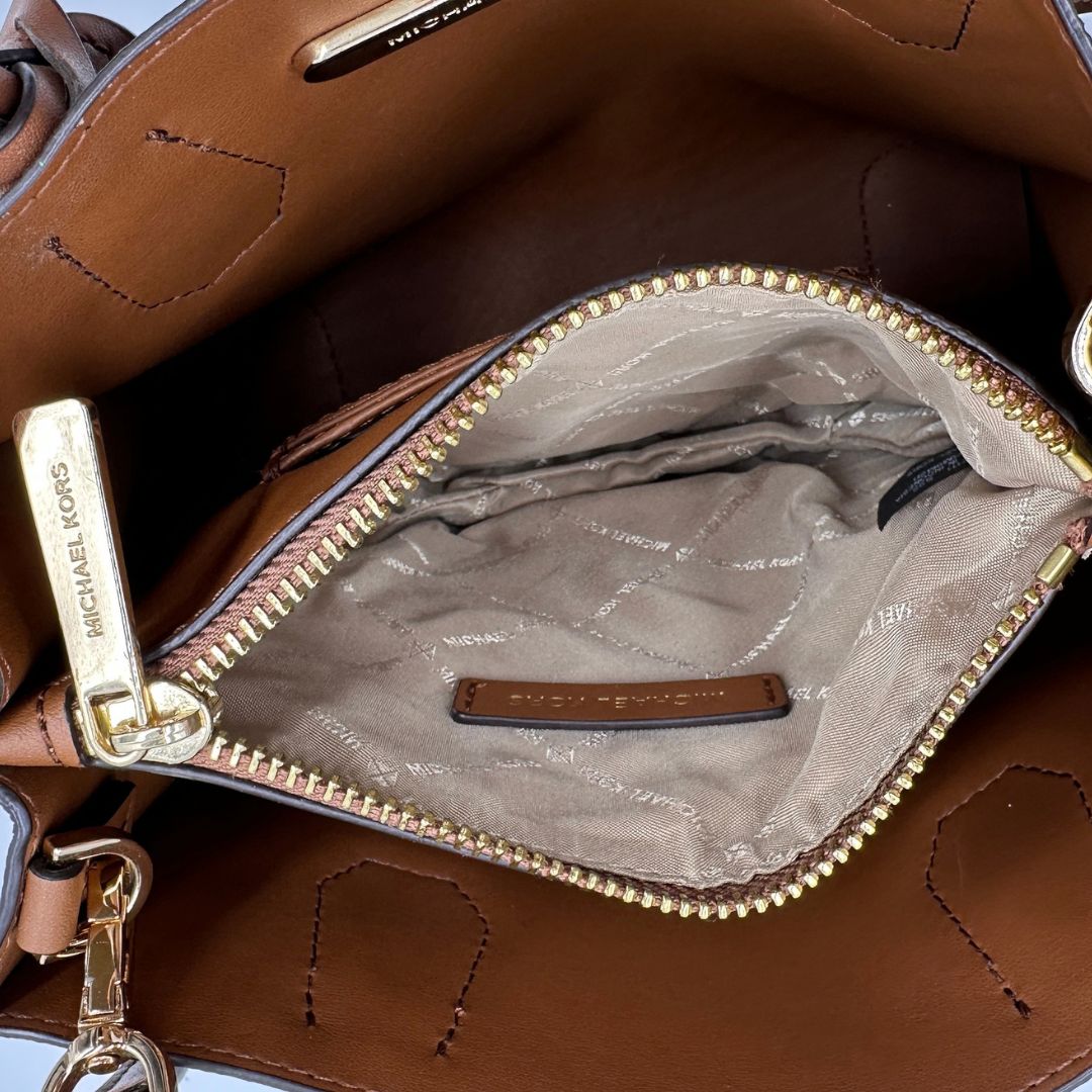 interno  Borsa MK in canvas sulle tonalità del marrone con stampa logo MK  