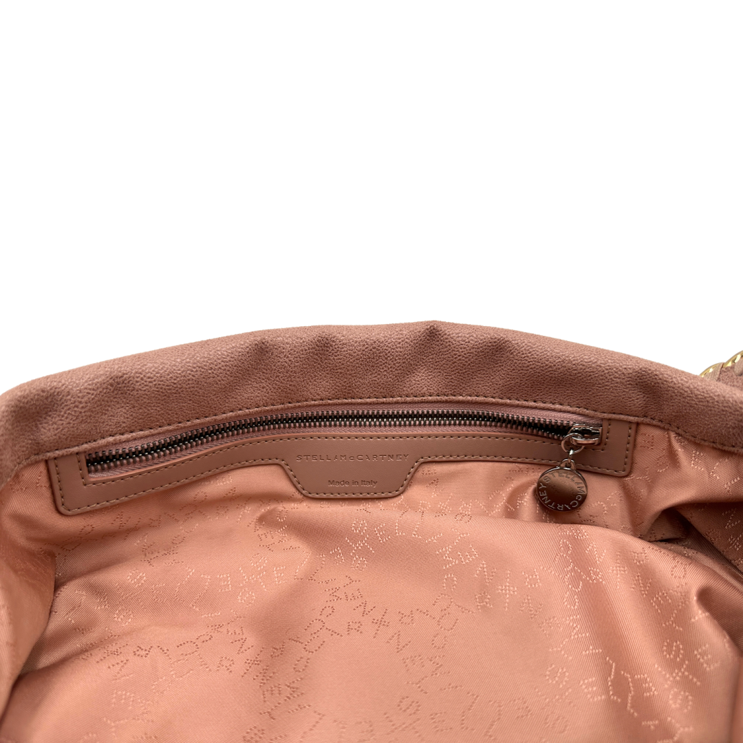 Interno, Borsa Stella McCartney Falabella Fold Over Tote in tessuto vegano rosa antico con catene dorate e argentate. Da portare a mano oppure a spalla. Originale, usata, di lusso, in ottime condizioni.