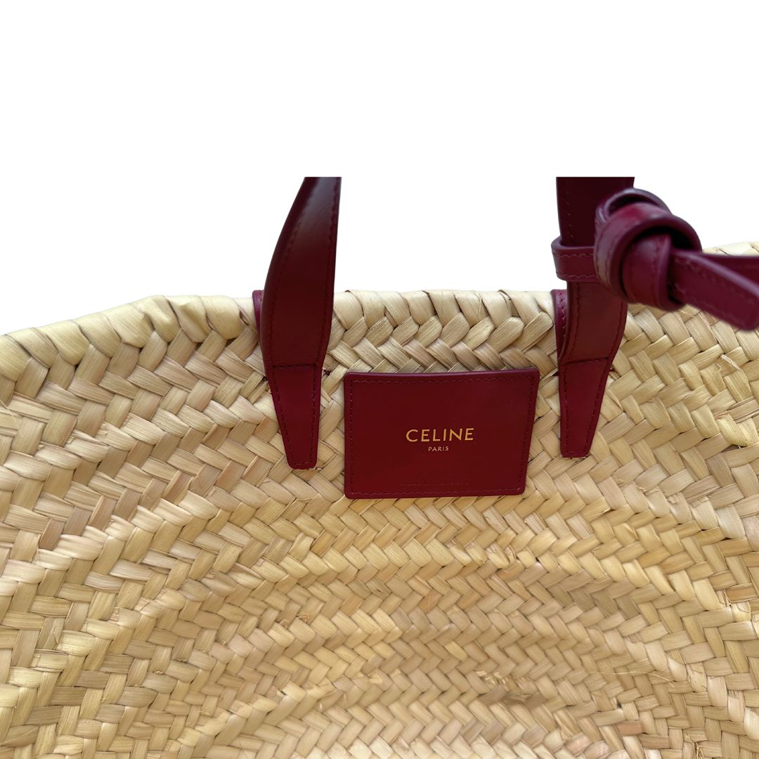 Interno, Borsa Celine in rafia beige e finiture in pelle bordeaux, munita di doppi manici e una tracolla in pelle. Indossabile a mano oppure a spalla. Originale, usata, di lusso, in ottime condizioni.