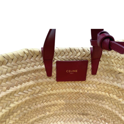 Interno, Borsa Celine in rafia beige e finiture in pelle bordeaux, munita di doppi manici e una tracolla in pelle. Indossabile a mano oppure a spalla. Originale, usata, di lusso, in ottime condizioni.