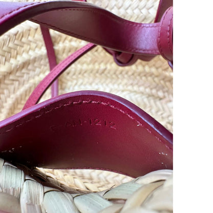 Codice, Borsa Celine in rafia beige e finiture in pelle bordeaux, munita di doppi manici e una tracolla in pelle. Indossabile a mano oppure a spalla. Originale, usata, di lusso, in ottime condizioni.