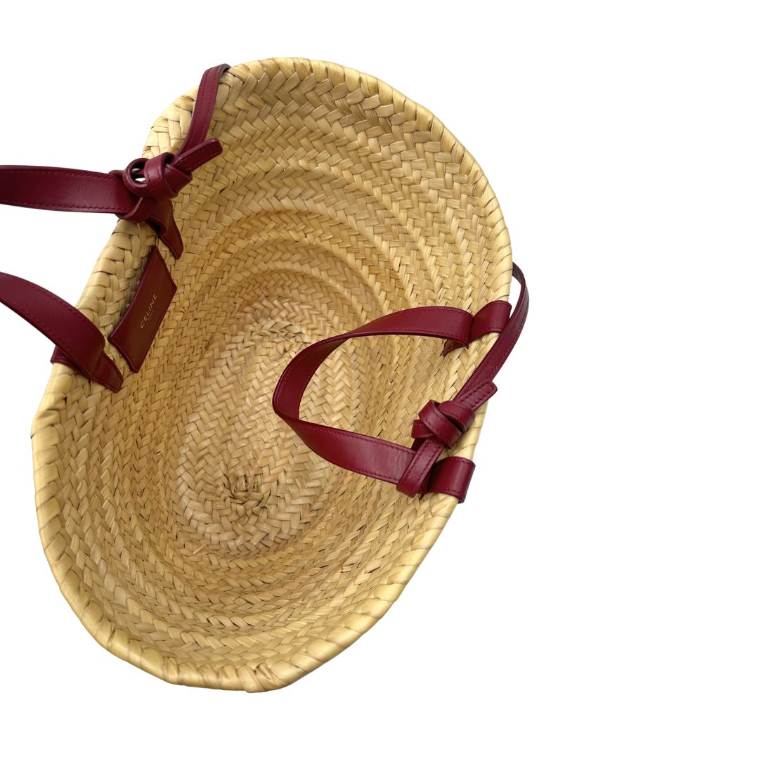 Interno, Borsa Celine in rafia beige e finiture in pelle bordeaux, munita di doppi manici e una tracolla in pelle. Indossabile a mano oppure a spalla. Originale, usata, di lusso, in ottime condizioni.