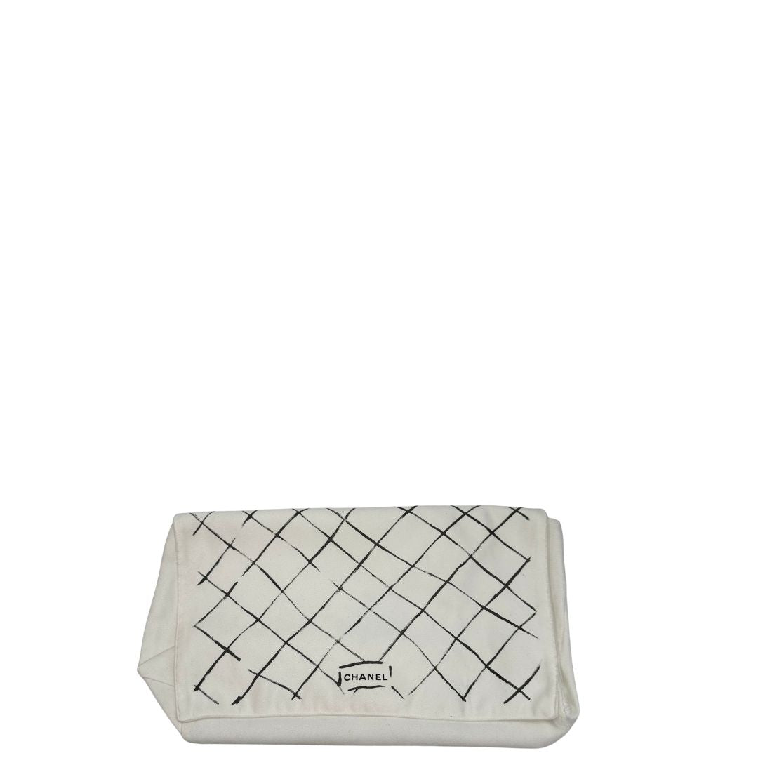 Borsa Chanel linea Timeless, in pelle caviar beige, trapuntata con motivo matelassé, patta frontale, chiusura CC e tracolla in catena intrecciata in pelle. Modello elegante, strutturato e molto versatile, con dettagli in metallo argentato, di lusso, originale, ottime condizioni, usata