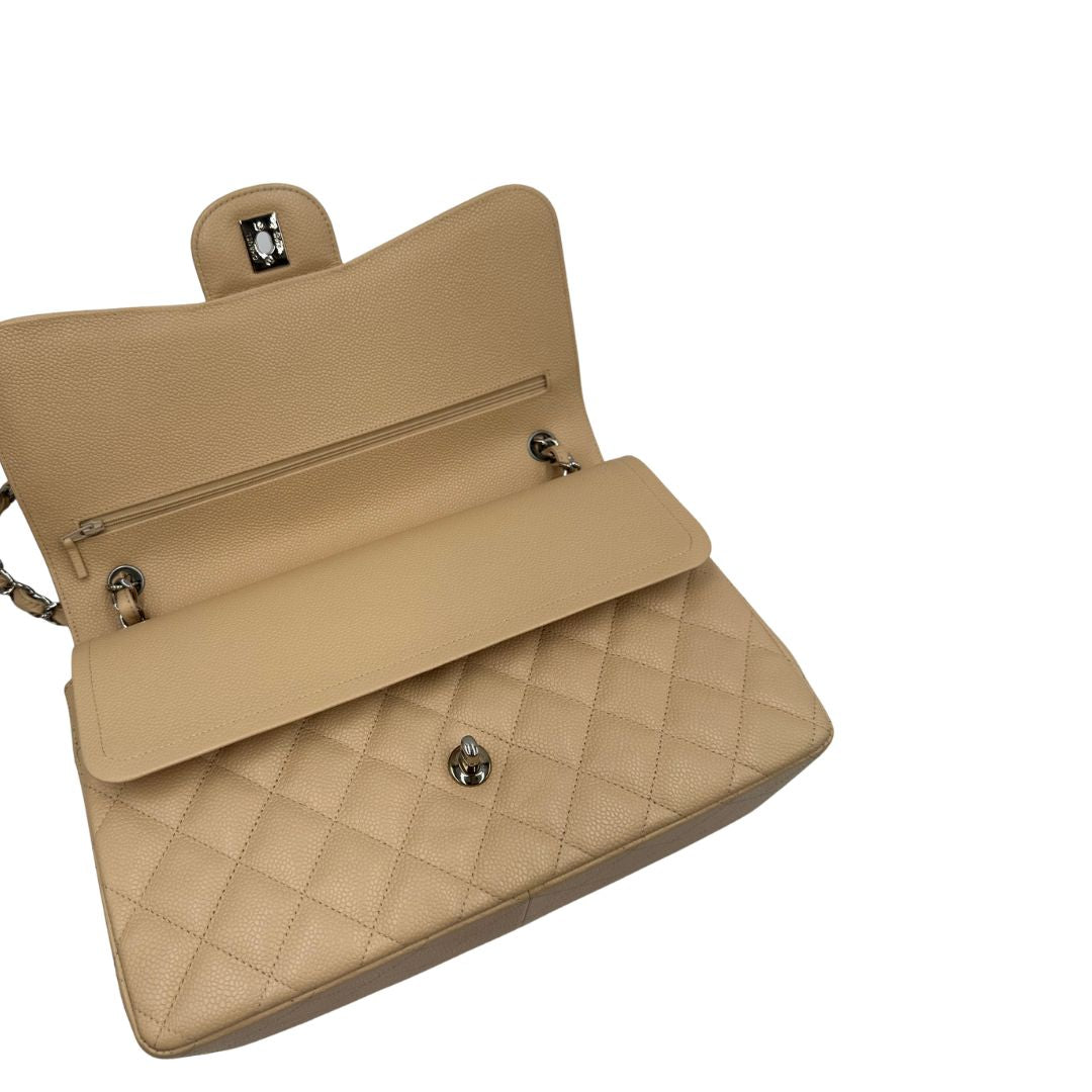 Borsa Chanel linea Timeless, in pelle caviar beige, trapuntata con motivo matelassé, patta frontale, chiusura CC e tracolla in catena intrecciata in pelle. Modello elegante, strutturato e molto versatile, con dettagli in metallo argentato, di lusso, originale, ottime condizioni, usata