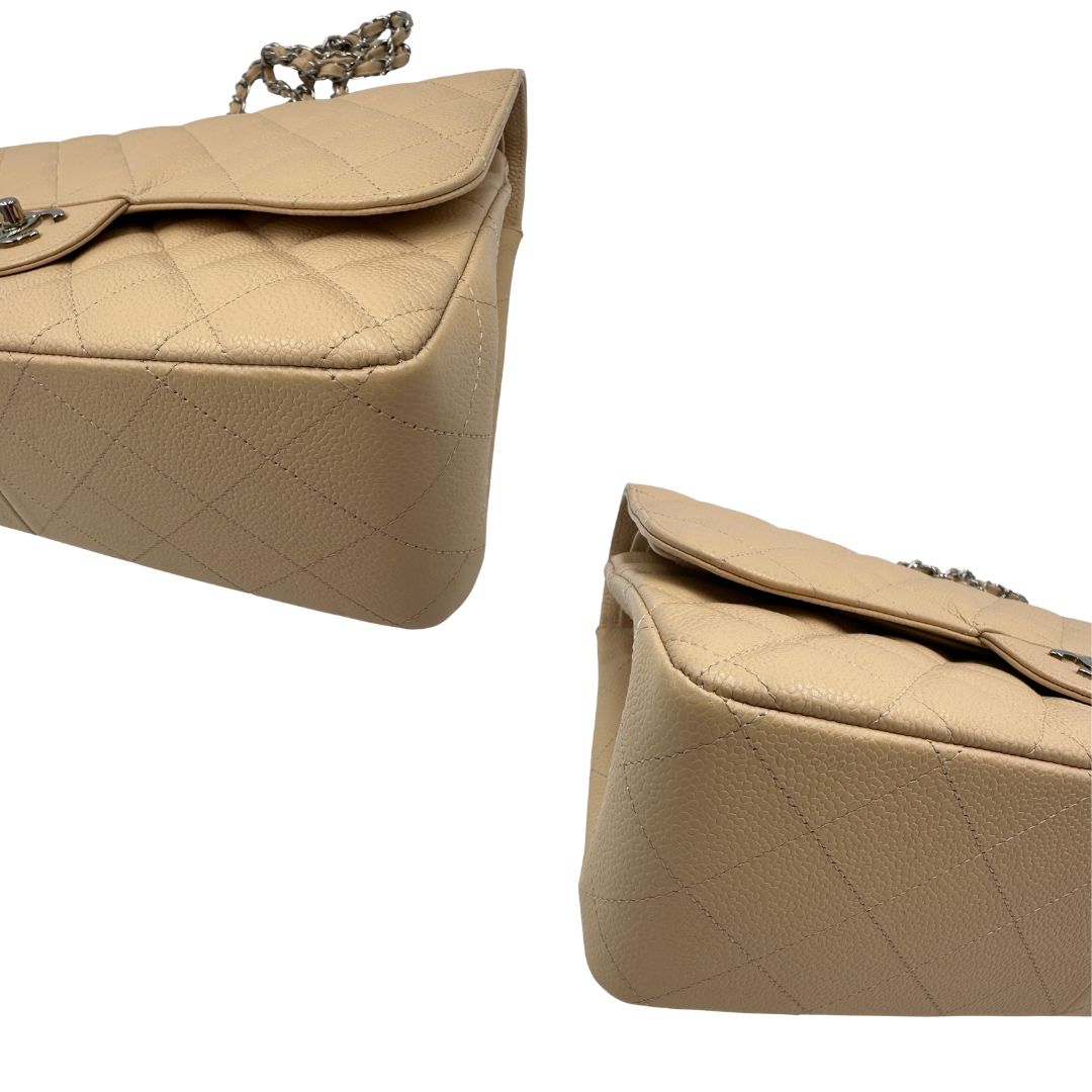 Borsa Chanel linea Timeless, in pelle caviar beige, trapuntata con motivo matelassé, patta frontale, chiusura CC e tracolla in catena intrecciata in pelle. Modello elegante, strutturato e molto versatile, con dettagli in metallo argentato, di lusso, originale, ottime condizioni, usata
