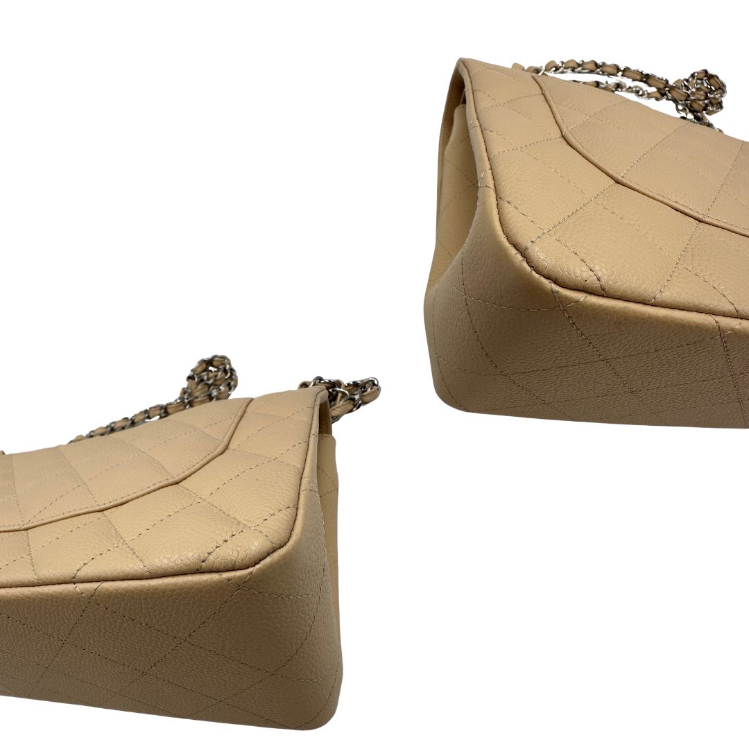 Borsa Chanel linea Timeless, in pelle caviar beige, trapuntata con motivo matelassé, patta frontale, chiusura CC e tracolla in catena intrecciata in pelle. Modello elegante, strutturato e molto versatile, con dettagli in metallo argentato, di lusso, originale, ottime condizioni, usata