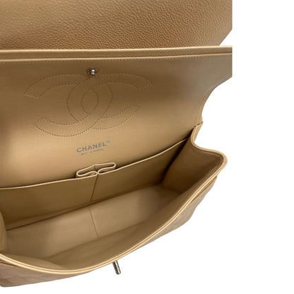 Borsa Chanel linea Timeless, in pelle caviar beige, trapuntata con motivo matelassé, patta frontale, chiusura CC e tracolla in catena intrecciata in pelle. Modello elegante, strutturato e molto versatile, con dettagli in metallo argentato, di lusso, originale, ottime condizioni, usata