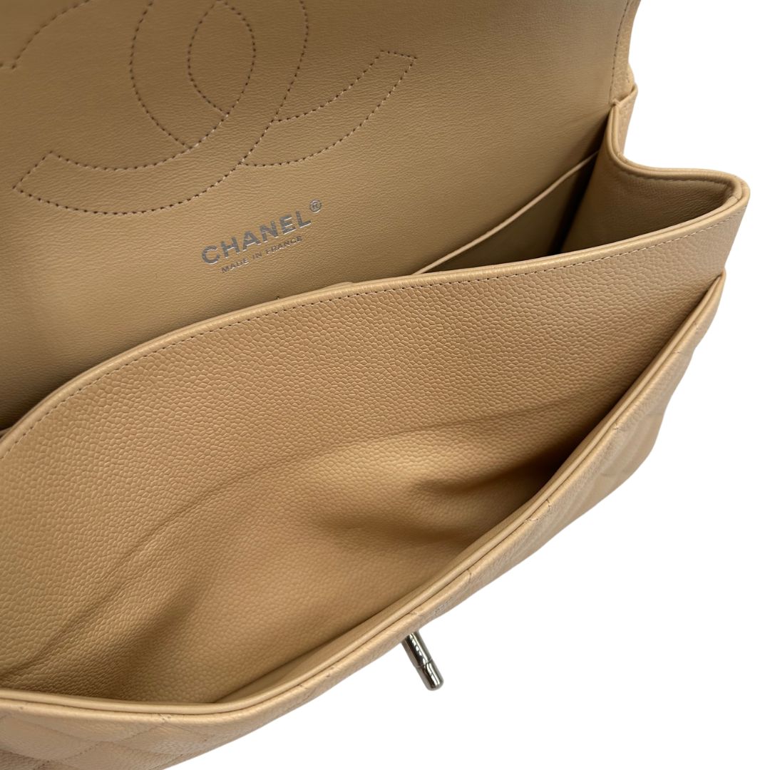 Borsa Chanel linea Timeless, in pelle caviar beige, trapuntata con motivo matelassé, patta frontale, chiusura CC e tracolla in catena intrecciata in pelle. Modello elegante, strutturato e molto versatile, con dettagli in metallo argentato, di lusso, originale, ottime condizioni, usata