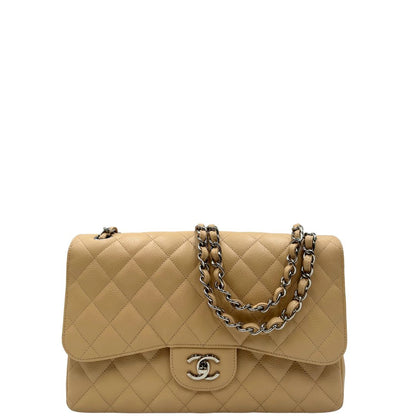 Borsa Chanel linea Timeless, in pelle caviar beige, trapuntata con motivo matelassé, patta frontale, chiusura CC e tracolla in catena intrecciata in pelle. Modello elegante, strutturato e molto versatile, con dettagli in metallo argentato, di lusso, originale, ottime condizioni, usata