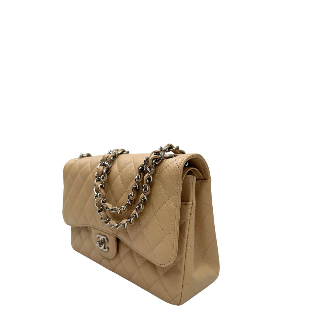 Borsa Chanel linea Timeless, in pelle caviar beige, trapuntata con motivo matelassé, patta frontale, chiusura CC e tracolla in catena intrecciata in pelle. Modello elegante, strutturato e molto versatile, con dettagli in metallo argentato, di lusso, originale, ottime condizioni, usata