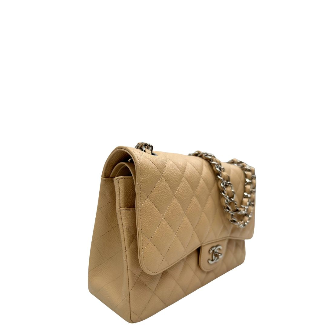 Borsa Chanel linea Timeless, in pelle caviar beige, trapuntata con motivo matelassé, patta frontale, chiusura CC e tracolla in catena intrecciata in pelle. Modello elegante, strutturato e molto versatile, con dettagli in metallo argentato, di lusso, originale, ottime condizioni, usata