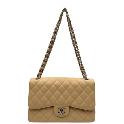 Borsa Chanel linea Timeless, in pelle caviar beige, trapuntata con motivo matelassé, patta frontale, chiusura CC e tracolla in catena intrecciata in pelle. Modello elegante, strutturato e molto versatile, con dettagli in metallo argentato, di lusso, originale, ottime condizioni, usata