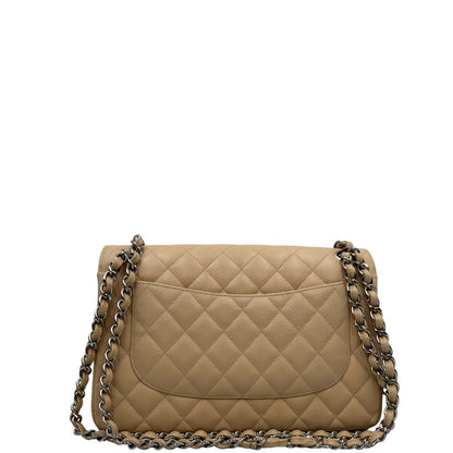 Borsa Chanel linea Timeless, in pelle caviar beige, trapuntata con motivo matelassé, patta frontale, chiusura CC e tracolla in catena intrecciata in pelle. Modello elegante, strutturato e molto versatile, con dettagli in metallo argentato, di lusso, originale, ottime condizioni, usata