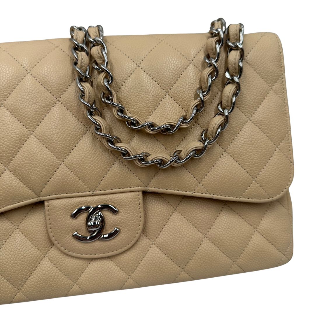 Borsa Chanel linea Timeless, in pelle caviar beige, trapuntata con motivo matelassé, patta frontale, chiusura CC e tracolla in catena intrecciata in pelle. Modello elegante, strutturato e molto versatile, con dettagli in metallo argentato, di lusso, originale, ottime condizioni, usata