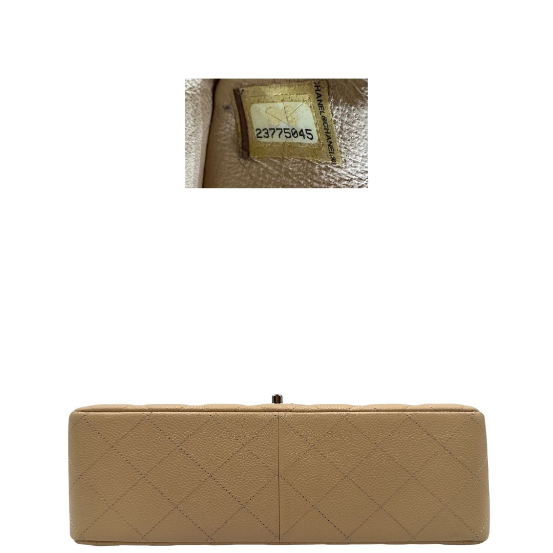 Borsa Chanel linea Timeless, in pelle caviar beige, trapuntata con motivo matelassé, patta frontale, chiusura CC e tracolla in catena intrecciata in pelle. Modello elegante, strutturato e molto versatile, con dettagli in metallo argentato, di lusso, originale, ottime condizioni, usata