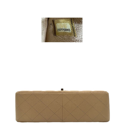 Borsa Chanel linea Timeless, in pelle caviar beige, trapuntata con motivo matelassé, patta frontale, chiusura CC e tracolla in catena intrecciata in pelle. Modello elegante, strutturato e molto versatile, con dettagli in metallo argentato, di lusso, originale, ottime condizioni, usata