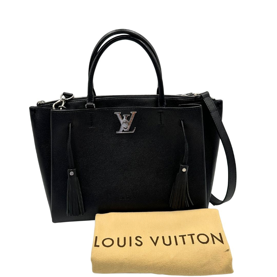 dustbag  Borsa LV in pelle nera con parti metalliche argentate; munita di doppi manici stondati e una tracolla amovibile. 