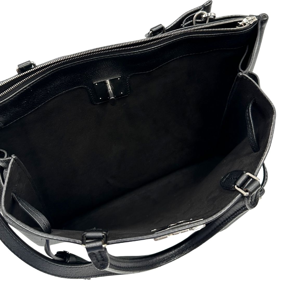  Borsa LV in pelle nera con parti metalliche argentate; munita di doppi manici stondati e una tracolla amovibile. 