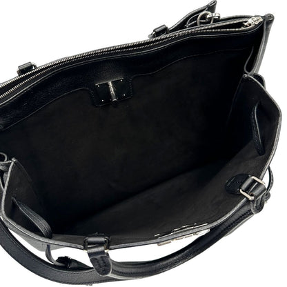  Borsa LV in pelle nera con parti metalliche argentate; munita di doppi manici stondati e una tracolla amovibile. 