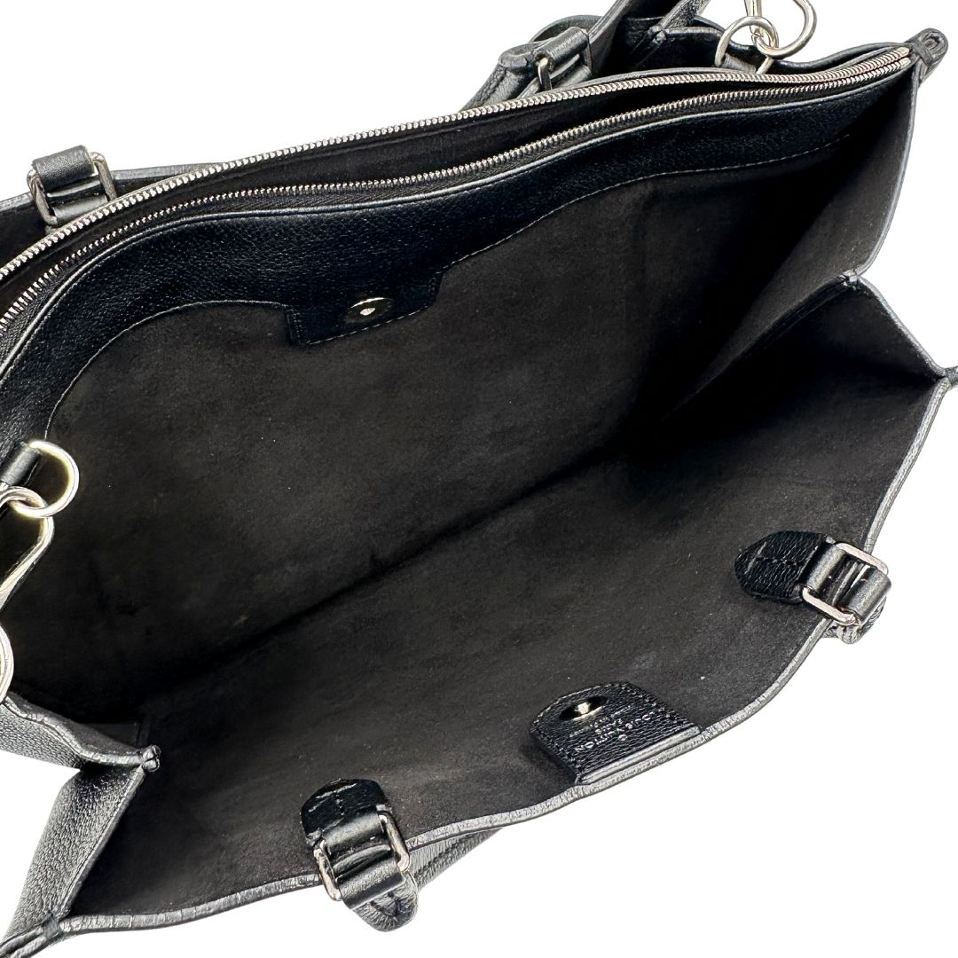  Borsa LV in pelle nera con parti metalliche argentate; munita di doppi manici stondati e una tracolla amovibile. 