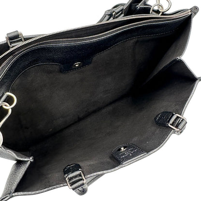  Borsa LV in pelle nera con parti metalliche argentate; munita di doppi manici stondati e una tracolla amovibile. 