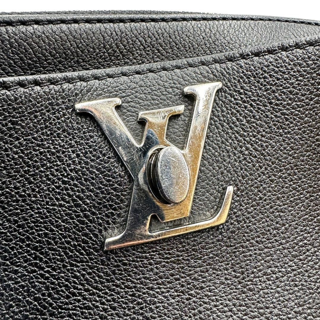  Borsa LV in pelle nera con parti metalliche argentate; munita di doppi manici stondati e una tracolla amovibile. 