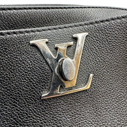  Borsa LV in pelle nera con parti metalliche argentate; munita di doppi manici stondati e una tracolla amovibile. 