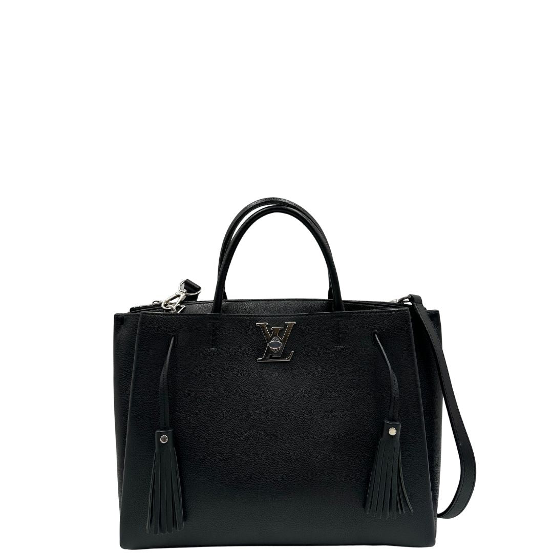  Borsa LV in pelle nera con parti metalliche argentate; munita di doppi manici stondati e una tracolla amovibile. 