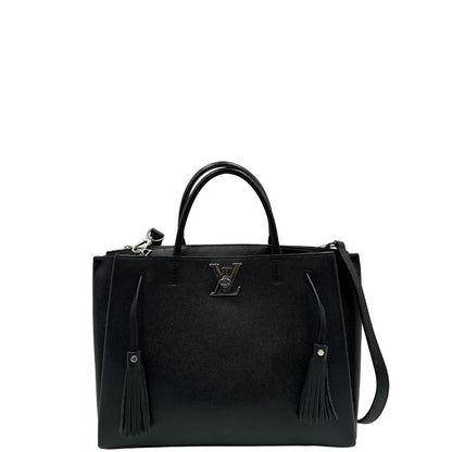  Borsa LV in pelle nera con parti metalliche argentate; munita di doppi manici stondati e una tracolla amovibile. 