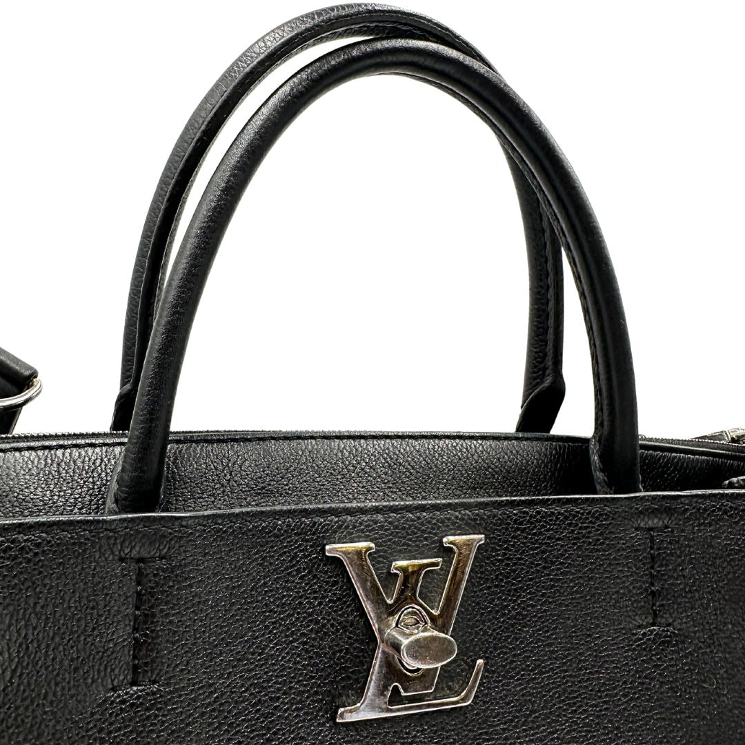  Borsa LV in pelle nera con parti metalliche argentate; munita di doppi manici stondati e una tracolla amovibile. 