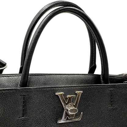  Borsa LV in pelle nera con parti metalliche argentate; munita di doppi manici stondati e una tracolla amovibile. 