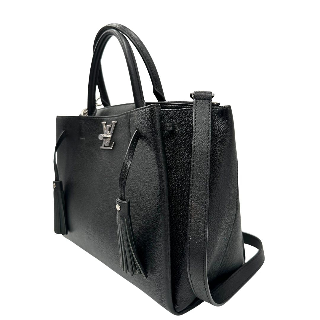 lato  Borsa LV in pelle nera con parti metalliche argentate; munita di doppi manici stondati e una tracolla amovibile.  