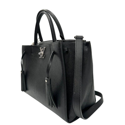 lato  Borsa LV in pelle nera con parti metalliche argentate; munita di doppi manici stondati e una tracolla amovibile.  