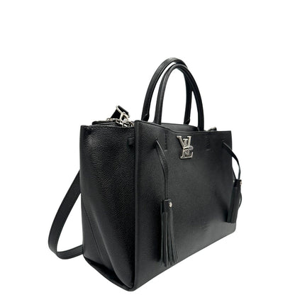  Borsa LV in pelle nera con parti metalliche argentate; munita di doppi manici stondati e una tracolla amovibile. 